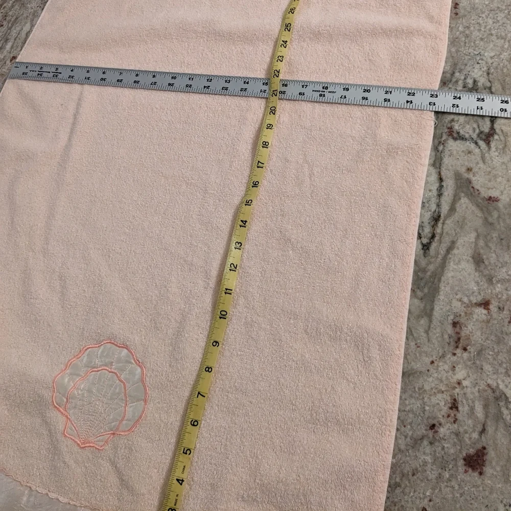 Vintage Peach Sea Shell Bath Towel Satin & Embroidered Trim Soft Scalloped EUC